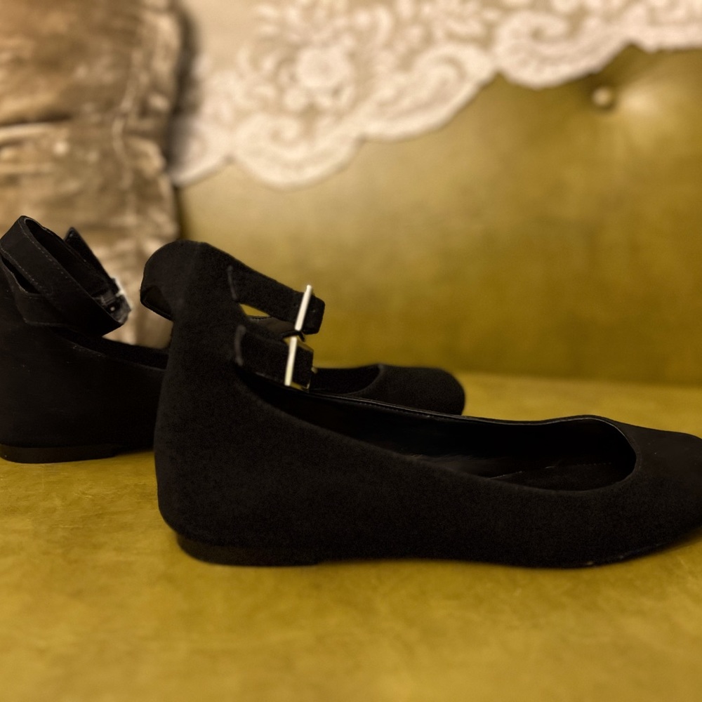 Karl Lagerfeld Paris Women’s Tiona Ballet Flat Size
8 Black Suede Ankle Straps
